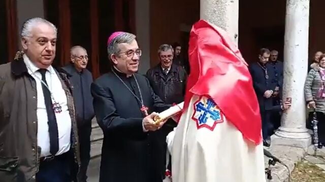 Momento en el que el arzobispo de Valladolid, Luis Argüello, entrega la primera parte del sermón al pregonero, leída en el Palacio Arzobispal