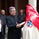 Momento en el que el arzobispo de Valladolid, Luis Argüello, entrega la primera parte del sermón al pregonero, leída en el Palacio Arzobispal