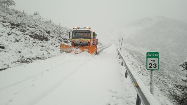 Nieve en una carretera de Ávila