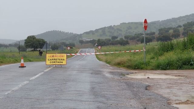 Una de las carreteras cortadas este viernes en la provincia de Ciudad Real debido al desbordamiento de un arroyo