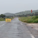 Una de las carreteras cortadas este viernes en la provincia de Ciudad Real debido al desbordamiento de un arroyo
