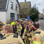 Policías holandeses armados rodean la cafetería en Eden