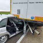 Imagen del coche y el camión tras la colisión en la N-122
