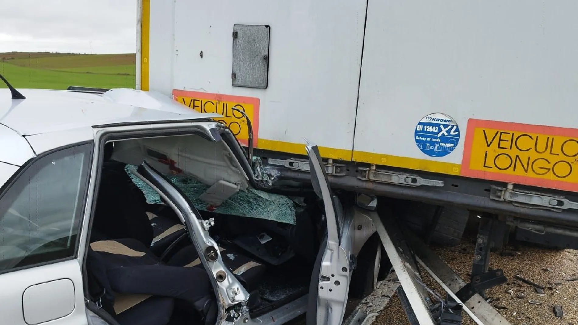 Imagen del coche y el camión tras la colisión en la N-122