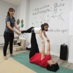 La profesora de yoga Monica Santamaría supervisa un ejercicio con Laura y su hija Lara