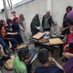 Paletinos preparan el desayuno de Ramadán en Dair El Balah (franja de Gaza)
