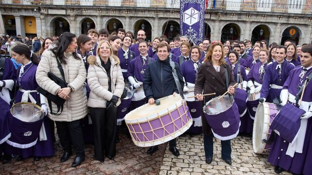 MADRID.-VÍDEO: Madrid "fortalecerá" el año que viene su Semana Santa que se ha despedido con la tamborrada en la Plaza Mayor