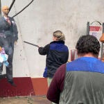 Un pueblo de Sevilla tirotea y quema un muñeco del exasesor de Ábalos Koldo García