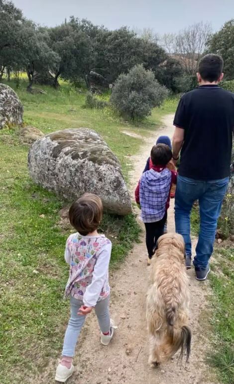 Irene Montero y Pablo Iglesias disfrutan de un paseo por el campo con sus hijos