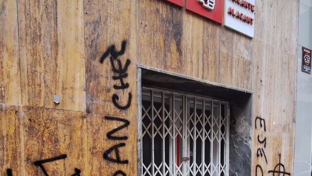 Imagen de las pintadas en la sede del PSPV de Alicante