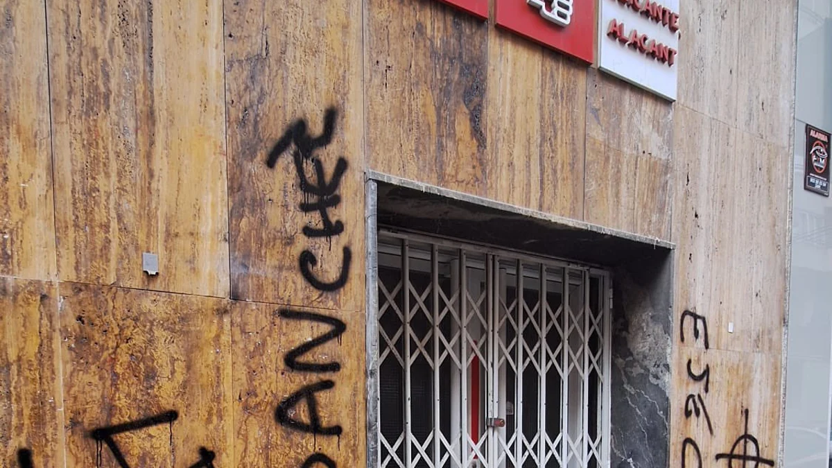 Aparecen unas pintadas fascistas en la fachada de la sede del PSPV-PSOE en Alicante