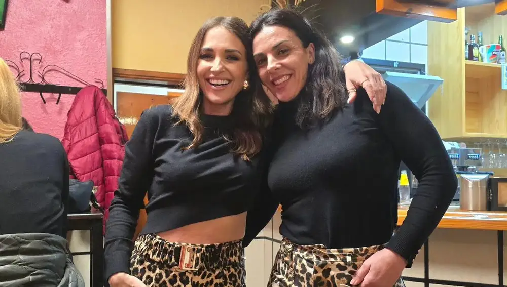 Paula Echevarría y su amiga, con pantalones de leopardo.