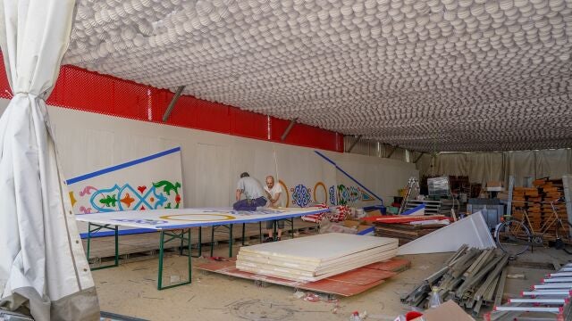 Labores de montaje de una caseta de Feria, cuyo modelo de sábado a sábado está en entredicho