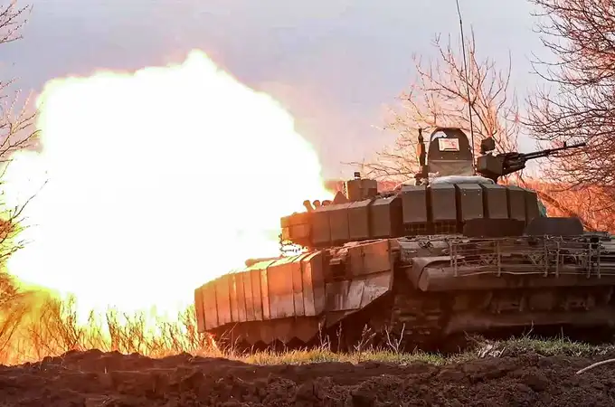 Un ataque conjunto de tanques T-80 y drones se ceba con las trincheras de Donetsk, según Moscú