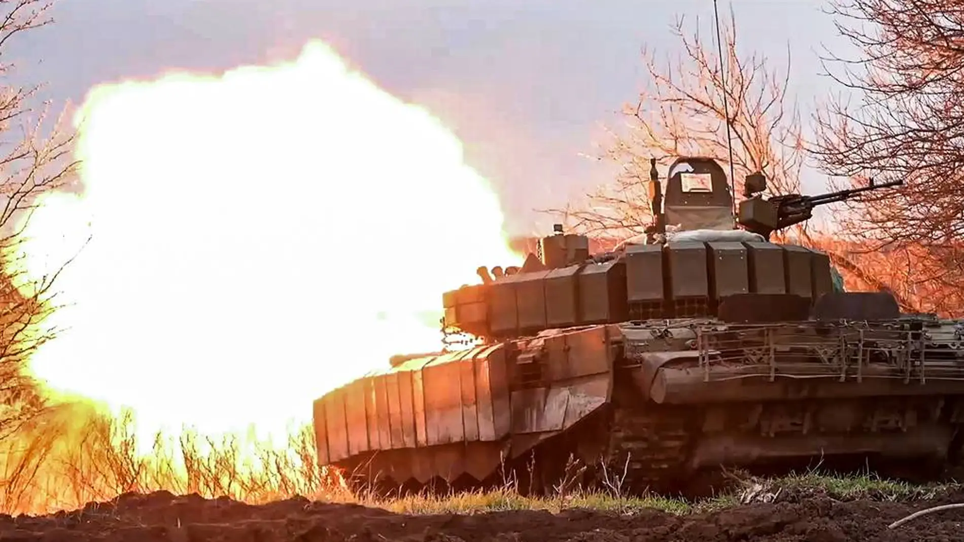 Un ataque conjunto de tanques T-80 y drones se ceba con las trincheras de Donetsk, según Moscú