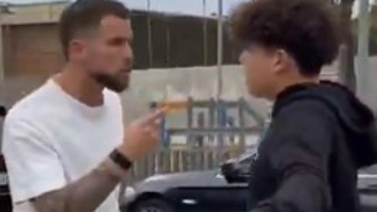 El viral vídeo de Íñigo Martínez bajándose del coche en plena calle para enfrentarse a un adolescente