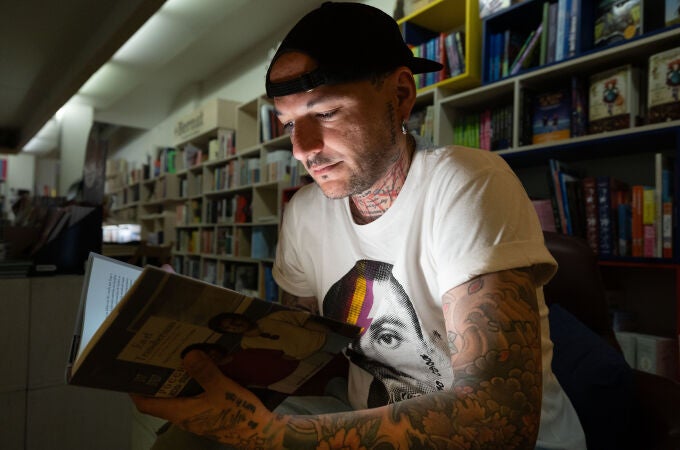 Gabriel Lara leyendo en la librería +Bernat de Barcelona