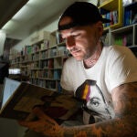 Gabriel Lara leyendo en la librería +Bernat de Barcelona