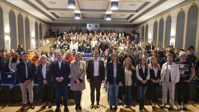 Mañueco junto a Isabel Blanco y Faúndez, entre otros, tras presentar la iniciativa