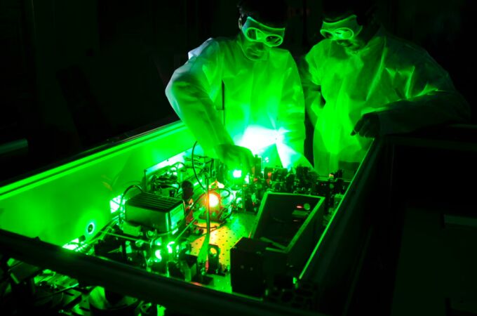 Científicos actiivan el láser más potente del mundo