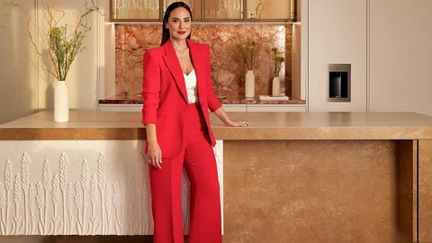Tamara Falcó con traje rojo.
