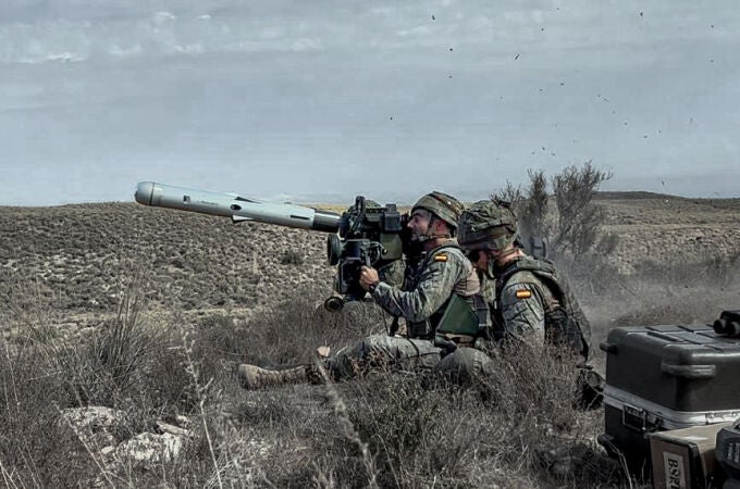 Soldados españoles disparan un misil Spike contracarro