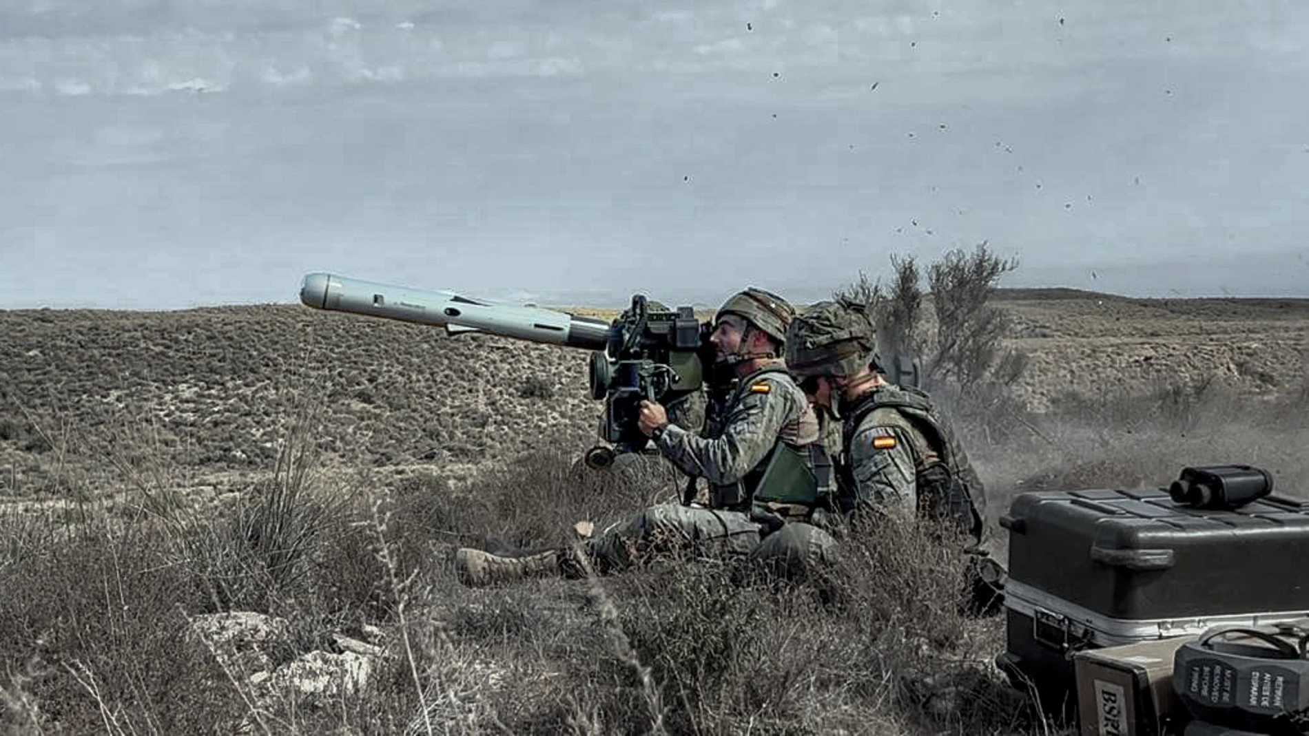 Soldados españoles disparan un misil Spike contracarro