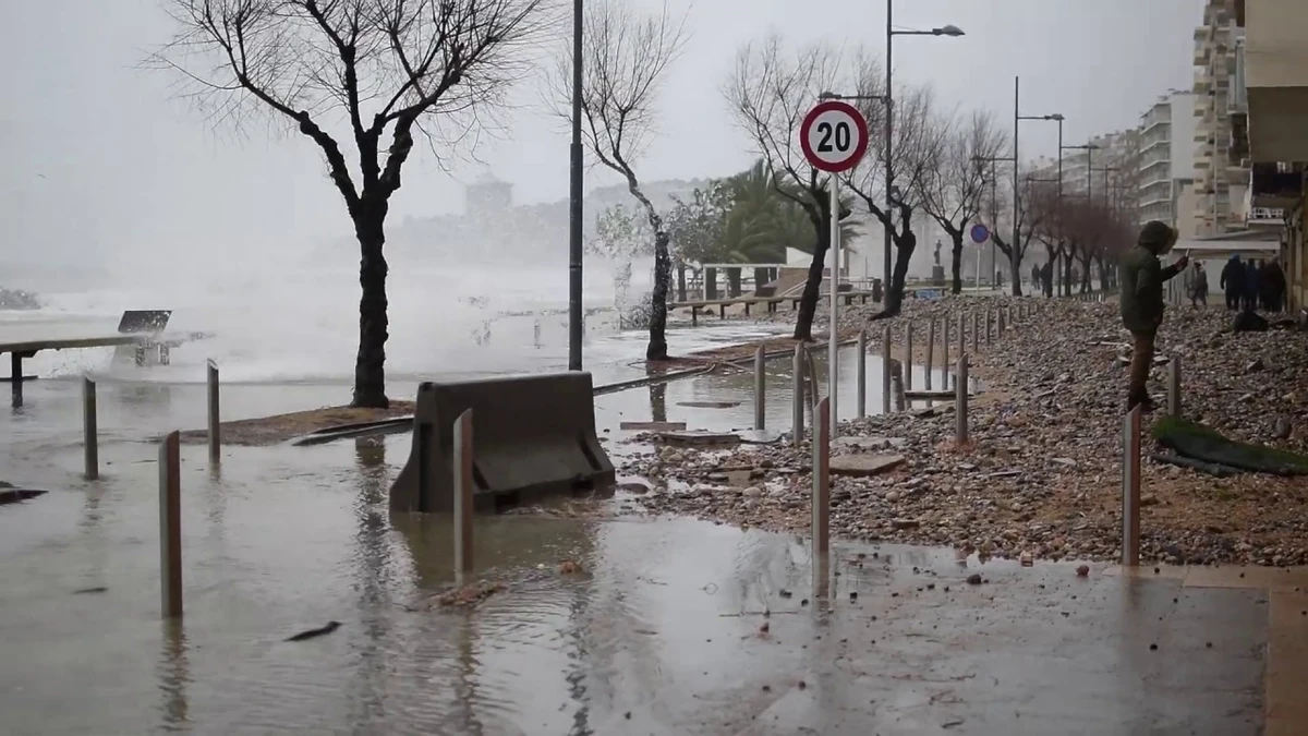 Vídeo: el temporal destroza buena parte de las playas del litoral catalán