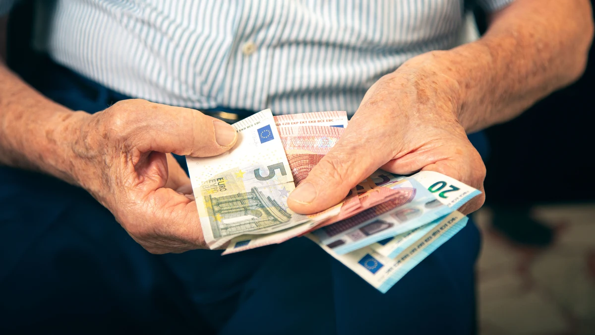 Hacienda va a realizar un reembolso de hasta 4.000 euros a miles de jubilados si han cotizado en estas fechas: así se solicita