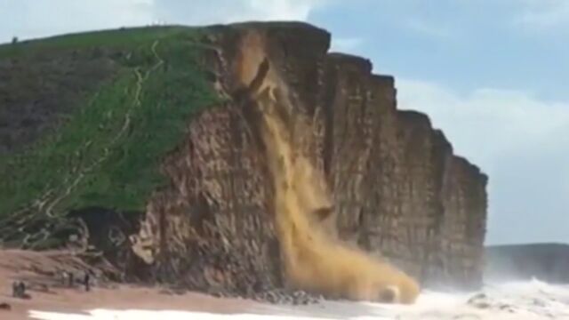 Un dron graba un desprendimiento en directo en una playa de Reino Unido