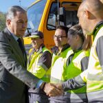 El alcalde de Sevilla felicita a los trabajadores de Lipasam por su trabajo durante la Semana Santa