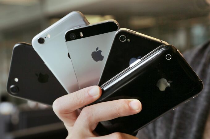 Dos detenidos en Usera por tratar de vender más de un centenar de móviles iPhone sustraídos