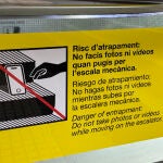 Cartel de advertencia ubicado en las escaleras mecánicas del Metro