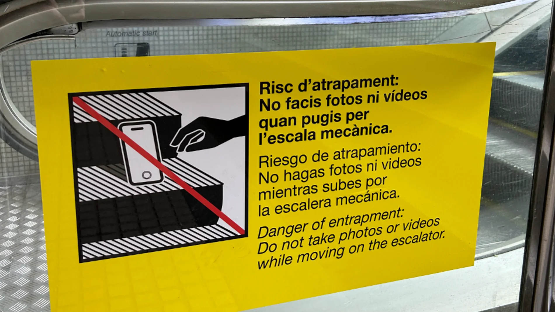 Cartel de advertencia ubicado en las escaleras mecánicas del Metro