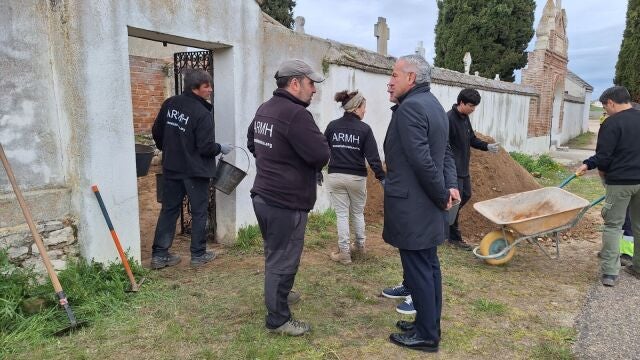El delegado del Gobierno en Castilla y León, Nicanor Sen, visitó ayer una fosa en Valladolid y aseguró que darán "la batalla" y mirarán con lupa la ley de Concordia