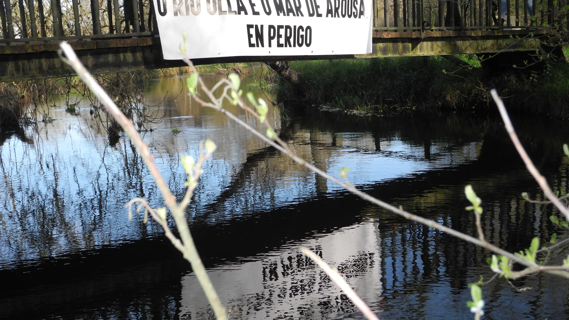 Pancarta en contra de Altri en un puente sonbre el río Ulla a su paso por Monterroso (Lugo).ULLOA VIVA02/04/2024