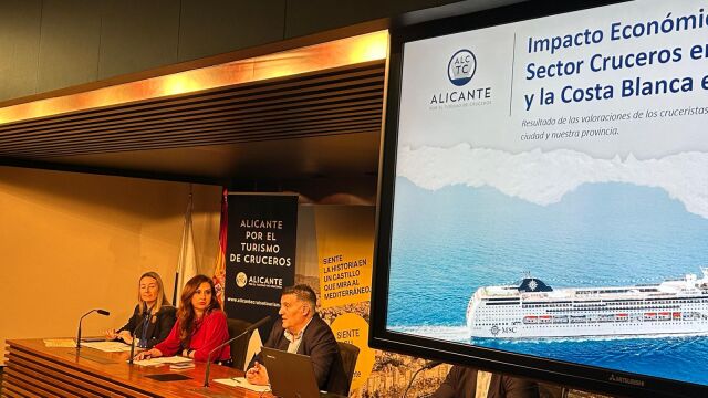 La concejala de Turismo, Ana Poquet, en la presentación del informe sobre el impacto económico de los cruceros en Alicante.