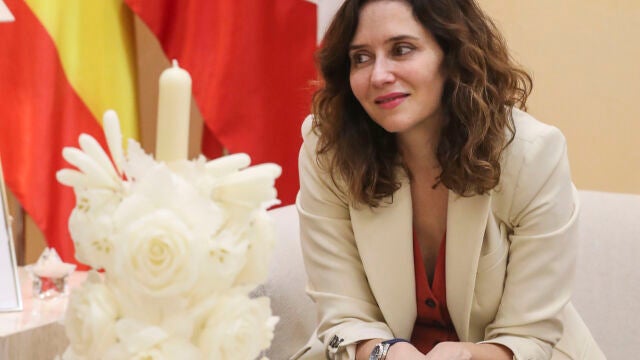 Díaz Ayuso recibe a representantes de la Hermandad y Cofradía de Nuestro Padre Jesús de la Salud y María Santísima de las Angustias–Los Gitanos de Madrid