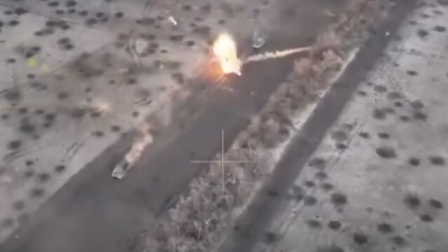 Momento en el que un tanque ruso es alcanzado por fuego ucraniano en el este del país