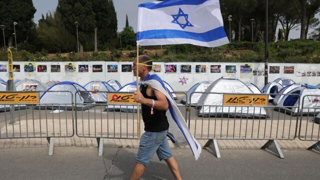 Protest continues outside Knesset in Jerusalem