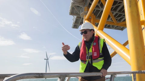 El presidente de Iberdrola, Ignacio Galán, durante su visita a un parque eólico marino