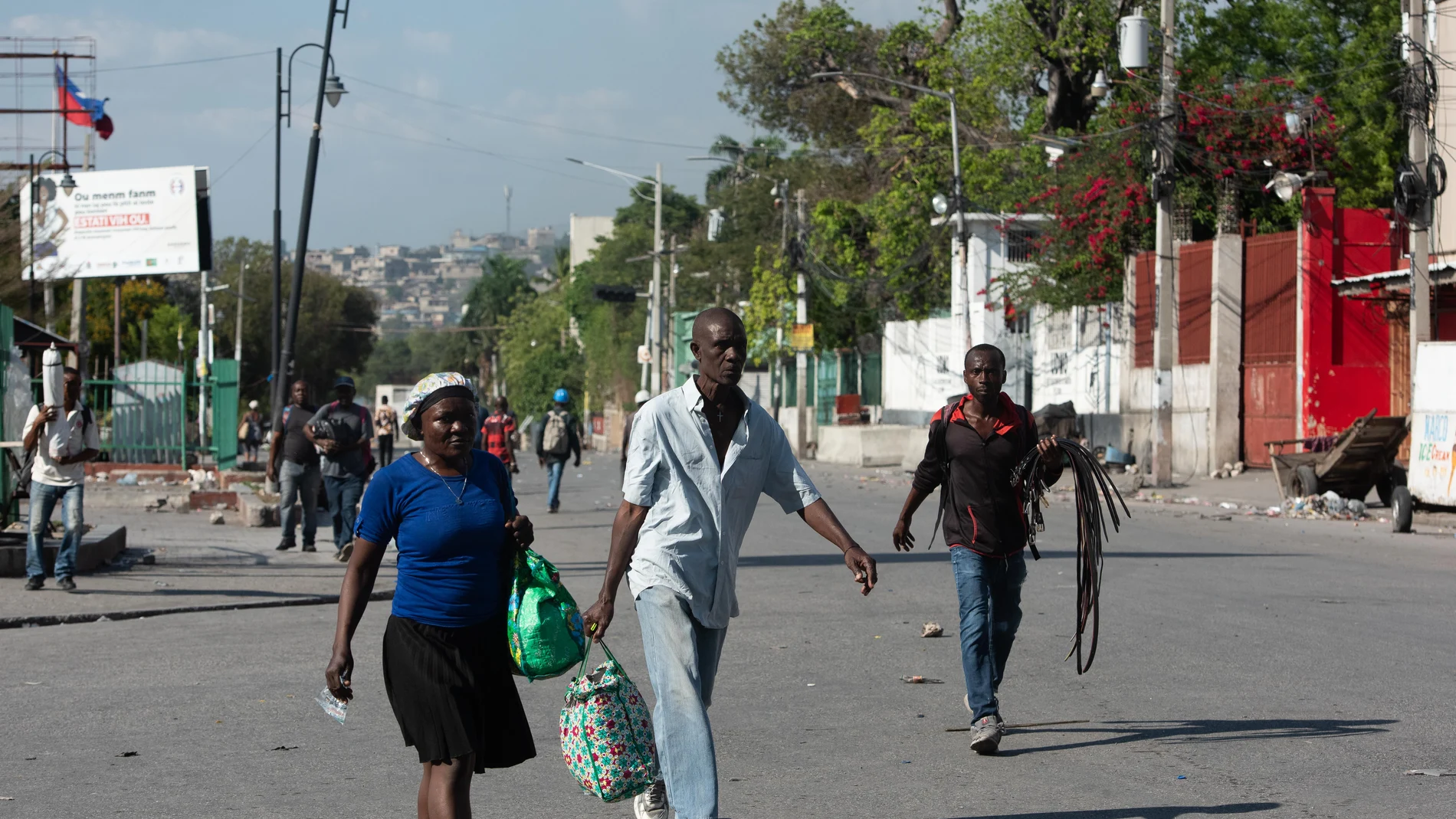 AME4137. PUERTO PRÍNCIPE (HAITÍ), 01/04/2024.- Varias personas abandonan Champs de Mars, muy cerca del Palacio Nacional, donde se registran intensos tiroteos en la zona y duros enfrentamientos entre los pandilleros y la Policía, este lunes en Puerto Príncipe (Haití). El Palacio Nacional de Haití está siendo atacado este lunes por hombres armados y varios empleados están atrapados, dejando al menos cinco policías heridos, uno de ellos de gravedad. EFE/ Johnson Sabin 
