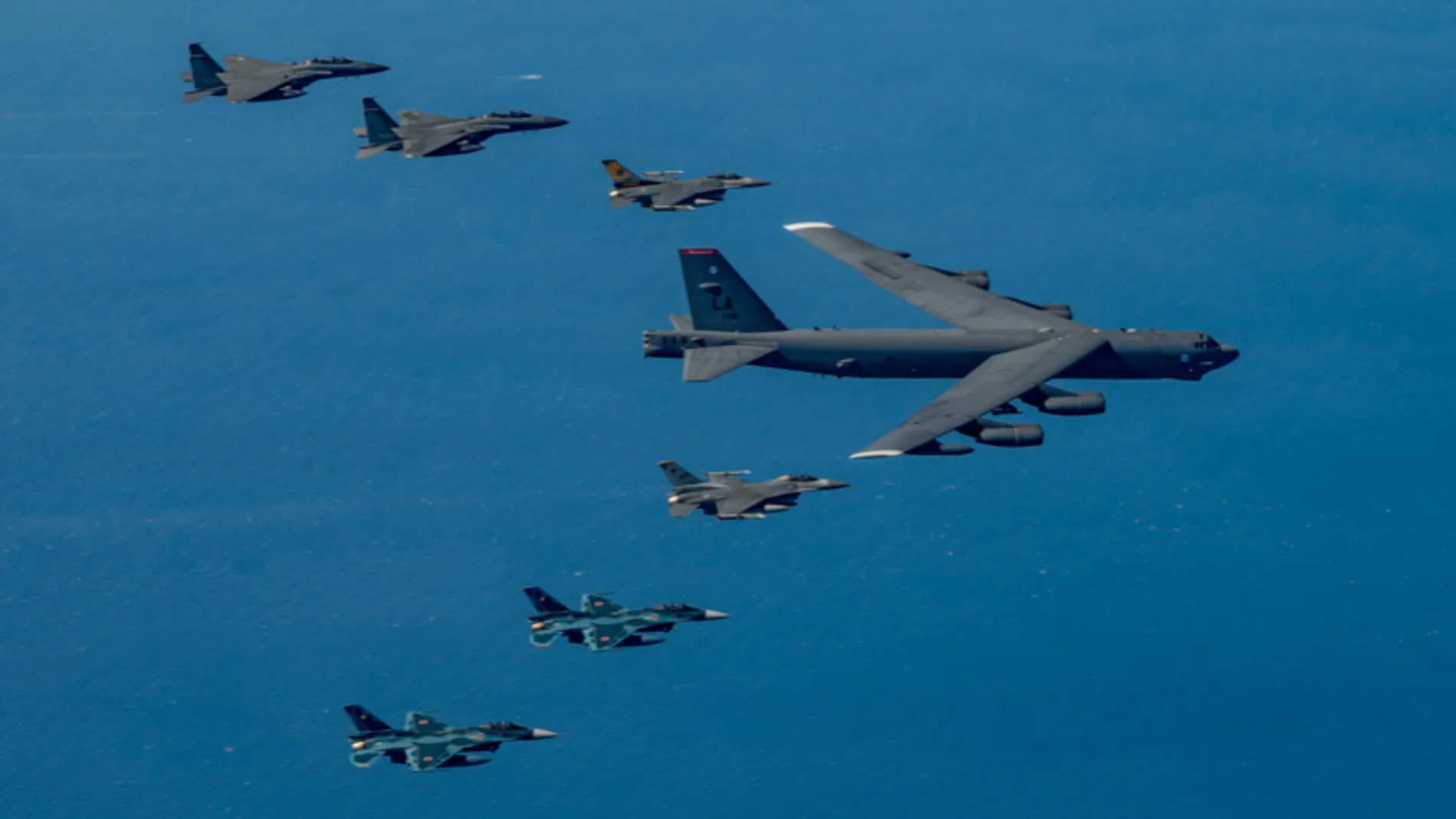 Cazas estadounidenses, japoneses y de la República de Corea escoltan a un bombardero B-52H estadounidense durante ejercicios trilaterales el 22 de octubre de 2023