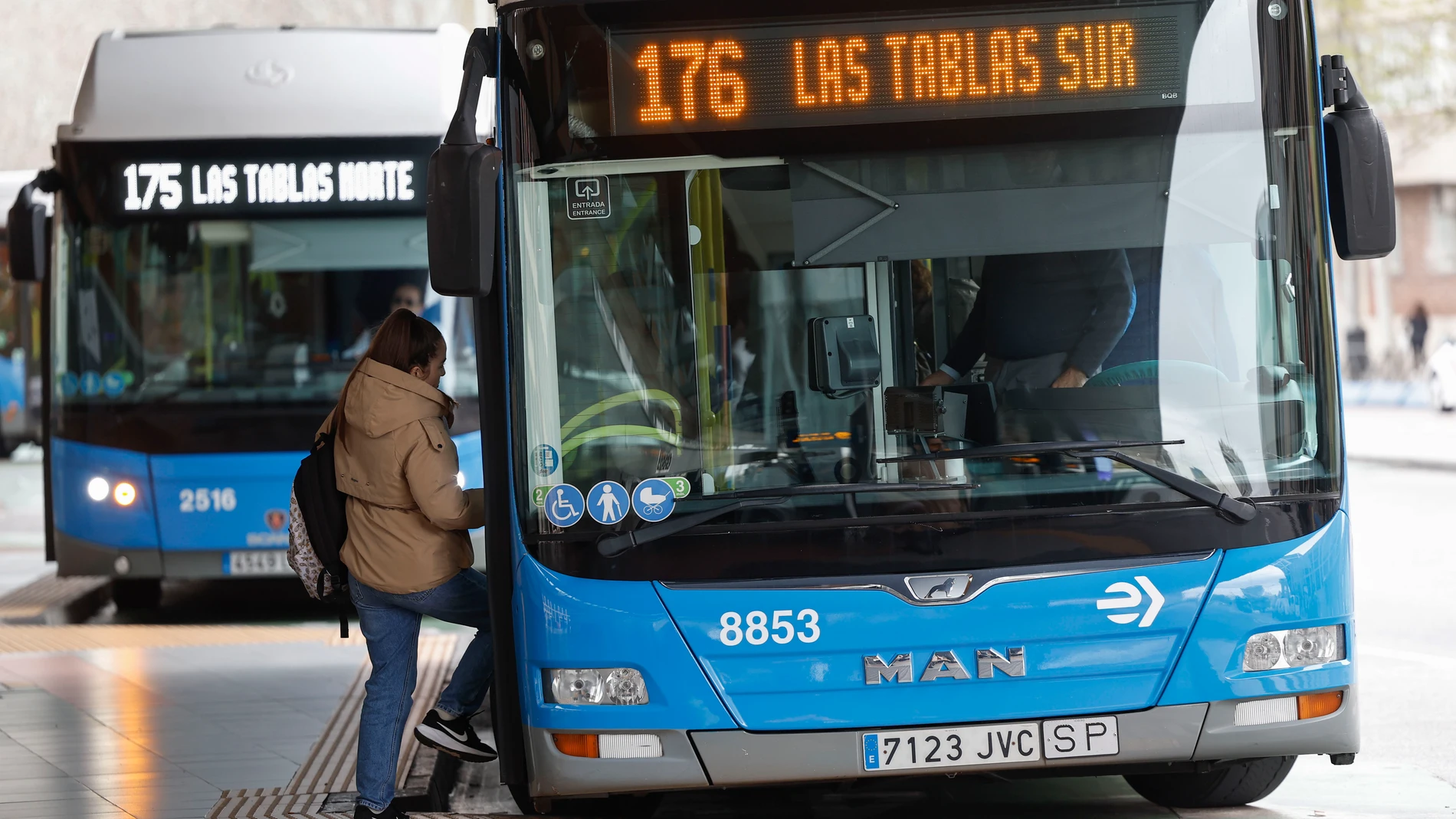Una usuaria del transporte público se sube a un autobús urbano