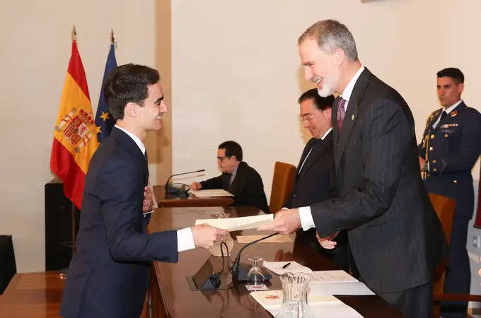 El Rey pide a los nuevos diplomáticos que defiendan los intereses de España 