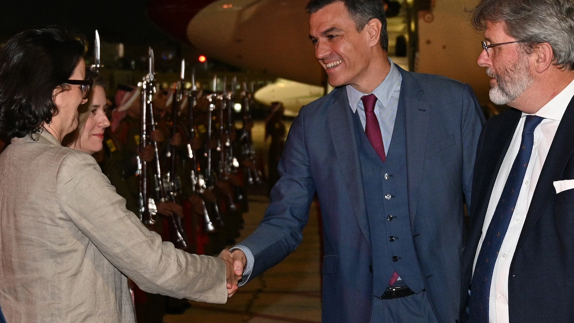 El presidente del Gobierno, Pedro Sánchez (2d), a su llegada al Reino Hachemita de Jordania, a 1 de abril de 2024, en Jordania. Pedro Sánchez realiza una visita oficial a Jordania y Arabia Saudí en una gira por Oriente Próximo para analizar el conflicto entre Israel y Hamás y la situación en Gaza, tras anunciar el próximo reconocimiento de Palestina por parte de España. Sánchez ha vuelto a mostrar su apoyo a la UNRWA, la Agencia de Naciones Unidas para la población refugiada de Palestina. 02...