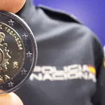 La moneda de 2 euros que conmemora el 200 aniversario de la Policía Nacional