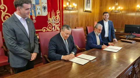 El presidente de la Diputación de Zamora, Javier Faúndez Domínguez, y ecónomo de la Diócesis de Astorga, Celestino Mielgo Domínguez, suscriben los convenios en presencia del vicepresidente primero, Víctor López, yel también vicepresidente y diputado provincial por la comarca de Sanabria-La Carballeda, Ramiro Silva Monterrubio