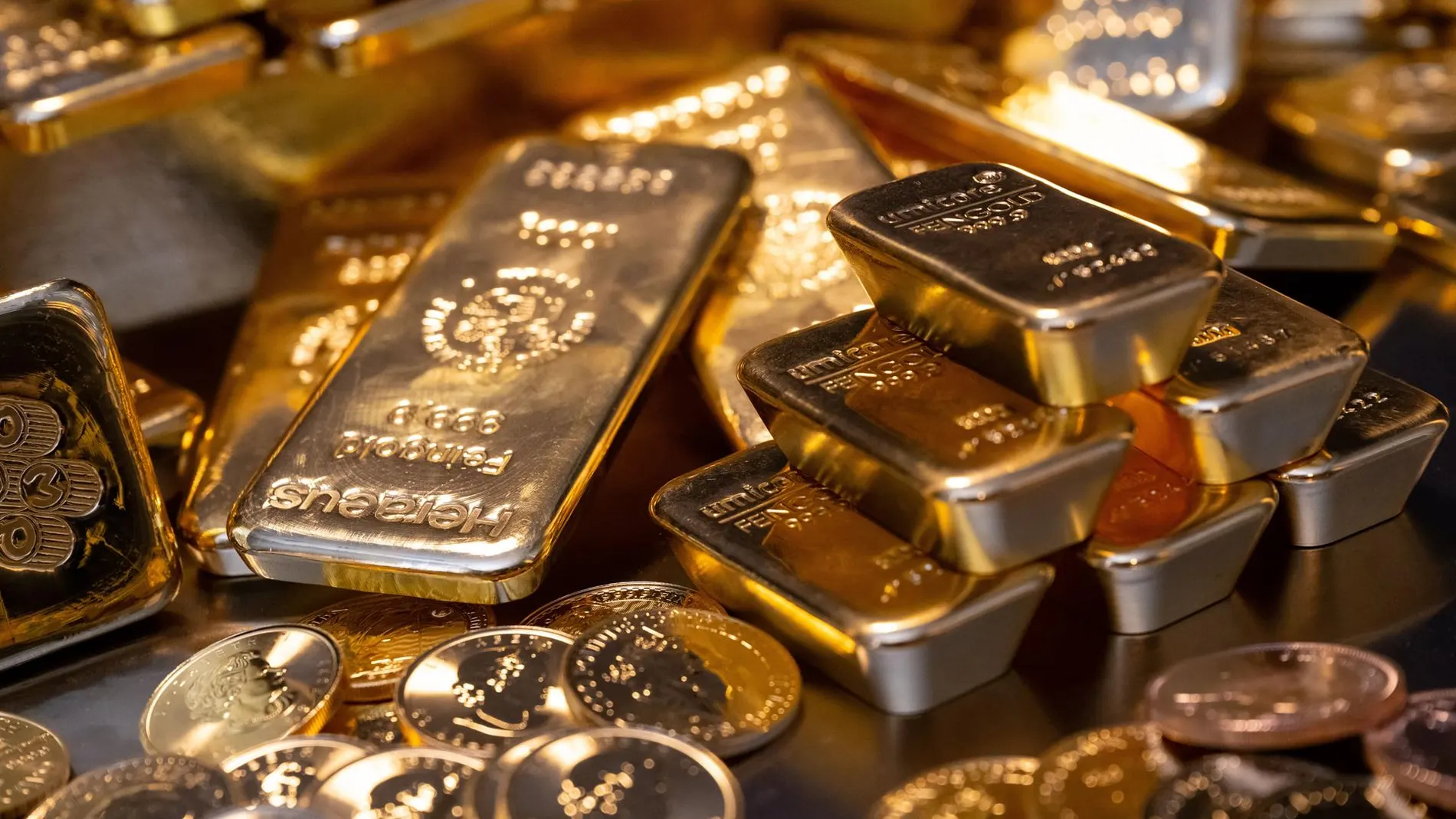 Economía/Finanzas.- La onza de oro marca máximos históricos por tercer día al rozar los 2.300 dólares