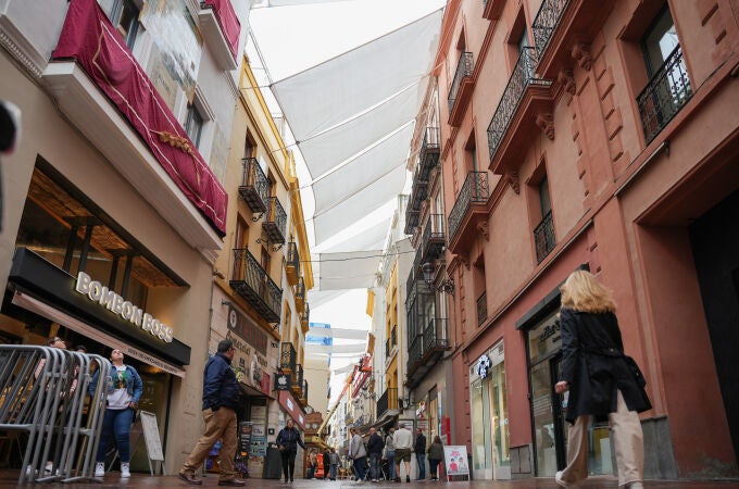 Comienza la colocación de los toldos en el centro de Sevilla